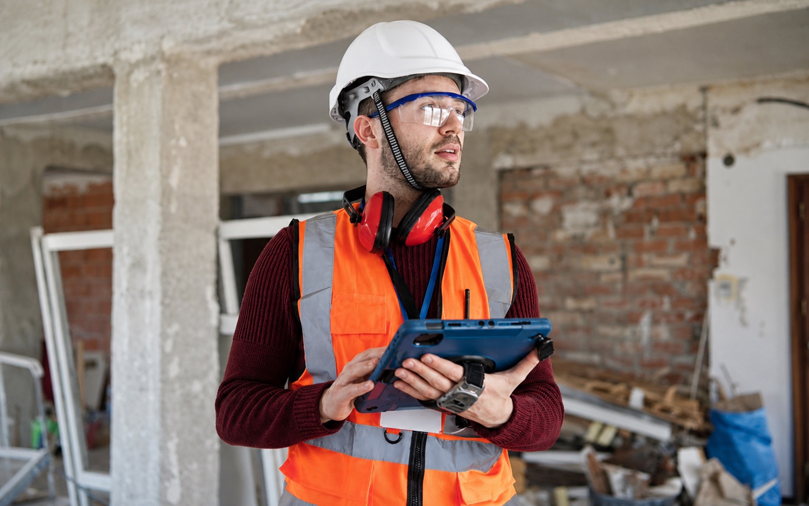 Bauarbeiter mit Tablet auf der Baustelle